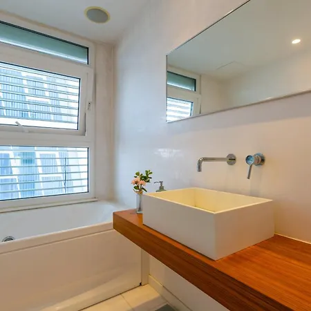 Modern Seafront Apartment *