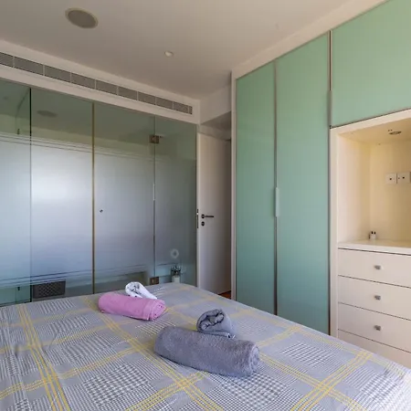 Modern Seafront 레메소스