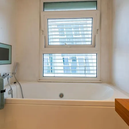 Modern Seafront 아파트